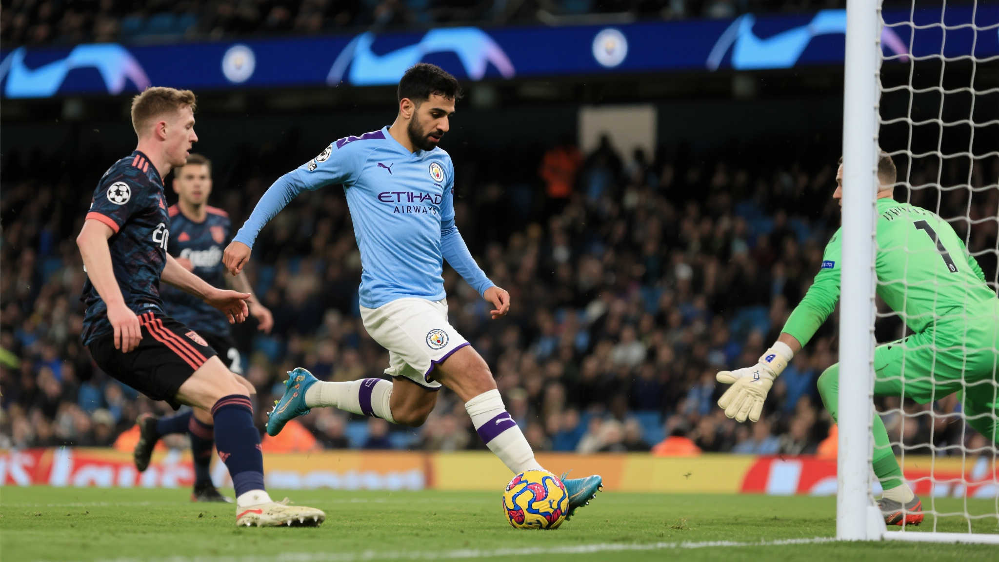 小力胜大力!京多安巧妙扣球搓射破门,曼城1-0占先 小力胜大力!京多安巧妙扣球搓射破门,曼城1-0占先